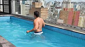 Zomerse dagseks genieten met Yuri Gaúcho bij het zwembad