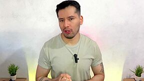 Șeful barista îl face pe angajatul nou să sugă pula uriașă în depozit și baie!