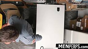 Hırsızlık Yapan Genç Adam Mağazada Gay Güvenlik Görevlisi Tarafından Sertçe Cezalandırılıyor - Menperps Serisi