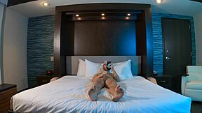 트윙크가 조용한 호텔 방에서 혼자 자위해