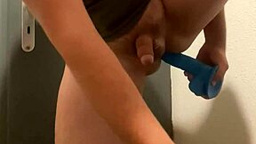 Junger Kerl spielt mit Arsch mit Dildo für tiefen Spaß