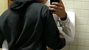 在残疾人厕所里那个男孩的热辣口交，该死！