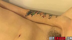 इंक्ड गे टीन मस्तरबेट करता है और टाइट होल फक करता है