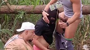 गारोटो जंगल में चोदाई दे रहा और रेकॉर्ड कर रहा...