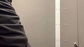 Aku lagi mainin di kamar mandi Home Depot