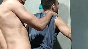 Adam Antrenman Sırasında Bana Bakıyordu, Banyoya Götürüp Hızlıca Sik Emdim