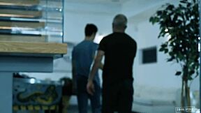 Ayah tiri ngebor twink selama lockdown intens