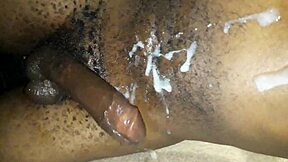 Užil som si vyliatie nálože po pohľade na zadok môjho gay suseda