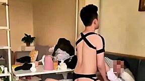 잘생긴 아시안 커플이 열정적으로 바레백 섹스