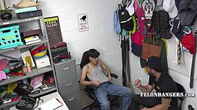 चोर पकड़ा गया और मॉल में रफ बेयरबैक से पनिश किया गया