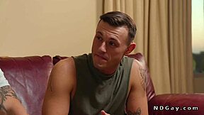 Gay sused sa pridá k trojke na análne a orálne šúchanie