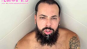 Barbudo spyttet på av het stud - full rå aksjon på rødt!