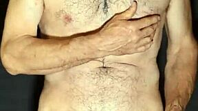 Gay mand stripper og onanerer for kameraet