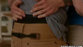 Scena hot honeyguide con Hoss Kado e Ian Holms in alta definizione