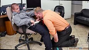 Filippinska killens första dag på jobbet blir vild gaysex