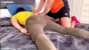 Můj Kamarád Byl Nervózní, Tak Jsem Mu Dal Relaxační Masáž!