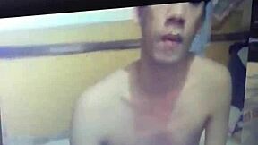 Viettelevä kaveri houkuttelee söpön bro:n web-chat käsipanoon