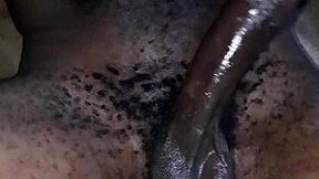 Twink Afrika Kurus Stroking Kontol Hitam Berbulu Berminyak dalam Main Solo