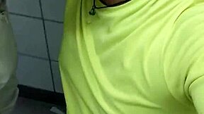 Кльощав бразилец свършва дълбоко в гърлото ми