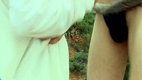 Bareback puppy play s mokrým mladým párom vonku. Časť 6 surovej akcie.