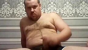 debeli gej muškarac šamara svoj lep kurac u solo akciji