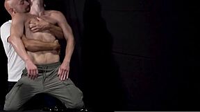 Herra Snow testaa nuoria miehiä syvällä bareback anaali-tutkimuksella