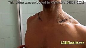 クラッシュパッドのラティーノツインクがベアバックアナルで支払う