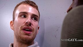 Uvízli ve výtahu? Pojďme se navzájem šukat s bareback žárem!