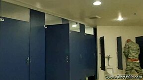 Jóvenes soldados en acción anal abierta con pollas monstruosas. Escena militar grupal caliente se desarrolla.