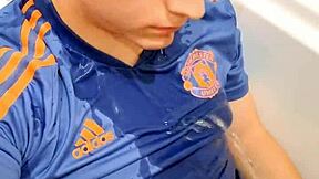 شاهد هذا التوينك الجميل يتبول ويمني على نفسه