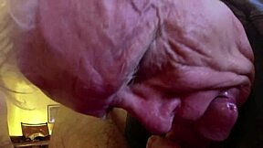 Opa In Een Drie-Some Neukpartij Met Vrienden!