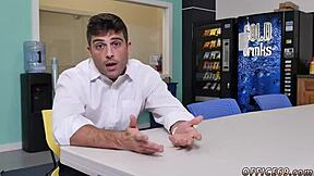 Τα αγόρια φιλιούνται και εξερευνούν πρώτη φορά gay threesome