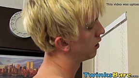 Zayıf Twinkler Sik Emdikten Sonra Korumasız Deliyor