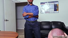 Hetero moški goli na plaži merijo kurce v gejevskem videu