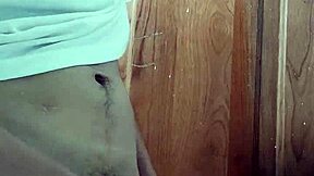 Mladi latino twink vadi kurac za bogatu solo masturbaciju. Visoki amater ga udara jako u kućnom klipu.