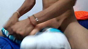 Horni moški tolče seks lutko s surovo intenzivnostjo