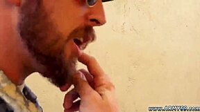 vojenskí mladíci tvrdo dupú v outdoorovej trojke