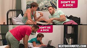 Heta killar knullar bareback i sovrummet