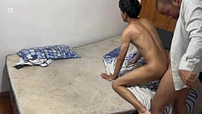 Ung fyr beder om hård anal pounding!