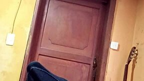 Уау, празнувам Нова година с горещ соло латино в бельо!