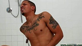 בחורים שחורים עירומים משיגים מטרה צבאית בפעם הראשונה