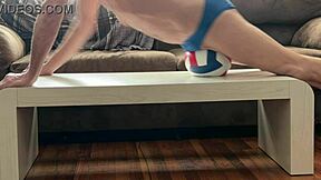 Na stole v těsných trenýrkách na masáž svalů