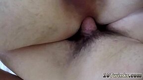 يا سلام، شوف هؤلاء التوينكس المحلوقين العرايا يمارسون بدون واقي في فيديو ذاتي