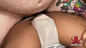 يحرث ذاك الكس الكبير بزب عملاق كل ليلة زي ما هو بس يعرف