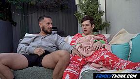 Familytwink se masturbando com padrasto em diversão tabu