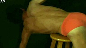 Връщам се за част 2: надничам към разтягане на слабините на столчето в тъмното с ярки слипове. Светлината изключена за диво обожаване на задника!