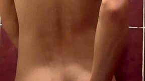 التجسس على ريتشارد عاري تماماً في الدش، ساخن جداً!