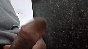 Prekipeva od želje v javni straniščni kabini