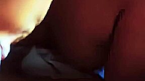 뜨거운 에보니 트랜스섹슈얼이 깨어나서 흥분한 채 남친 자지 빨아