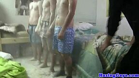 Študentski twinki nabijajo trdo po vroči prhi v domu